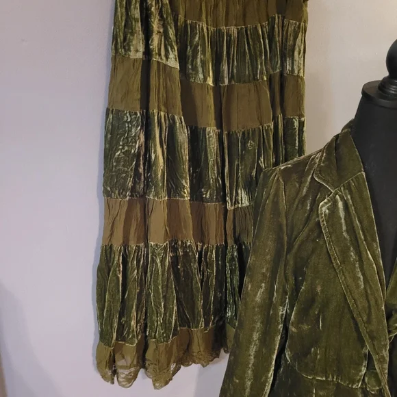 '90s Vintage Crushed Velvet Skirt & Blazer Set - Picture 7 of 11